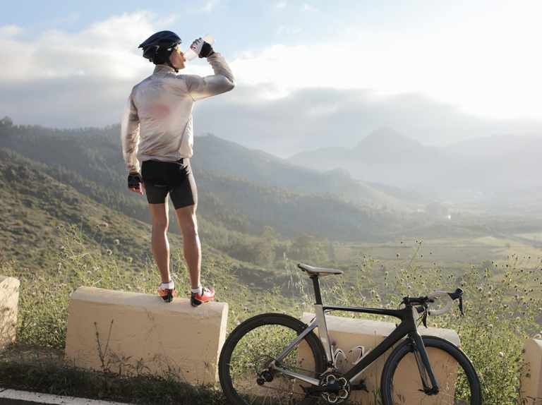 Erholungsgetränke beim Radfahren: Was und wann Sie nach der Fahrt trinken sollten